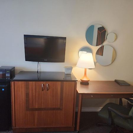 Howard Johnson By Wyndham לינדזי מראה חיצוני תמונה